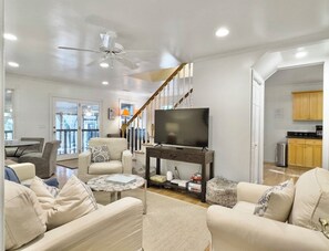 تلفزيون ذكي، تنس طاولة، كُتُب، مكتب