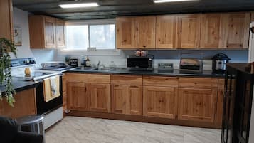 Geladeira, micro-ondas, fogão, cooktop