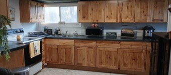 Charming 2-bedroom private cottage, pet friendly, great location, no pet fees!