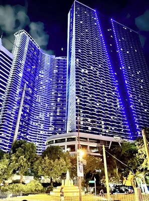 Exterior - Luxurious White & Gold Haven in Makati  (Makati)