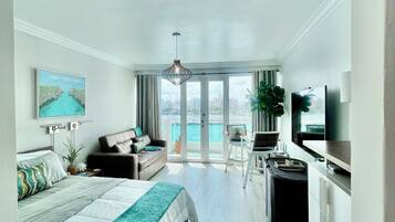 Travel crib, WiFi, bed sheets