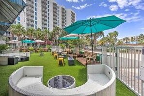 Terrace/patio - Eleventh Heaven at the Palms Pool View (Destin)