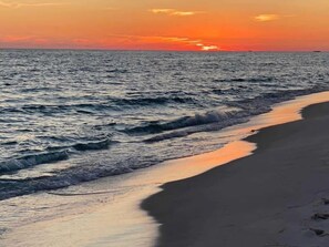 Beach nearby - 2 BR King Suite walk/shuttle to Beach, 11,Pools (Destin)