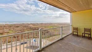 En balkon med udsigt over stranden og havet.