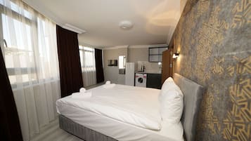 Escritorio y espacio para trabajar con laptop