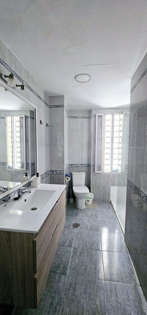 Serviettes fournies, savon, papier toilette