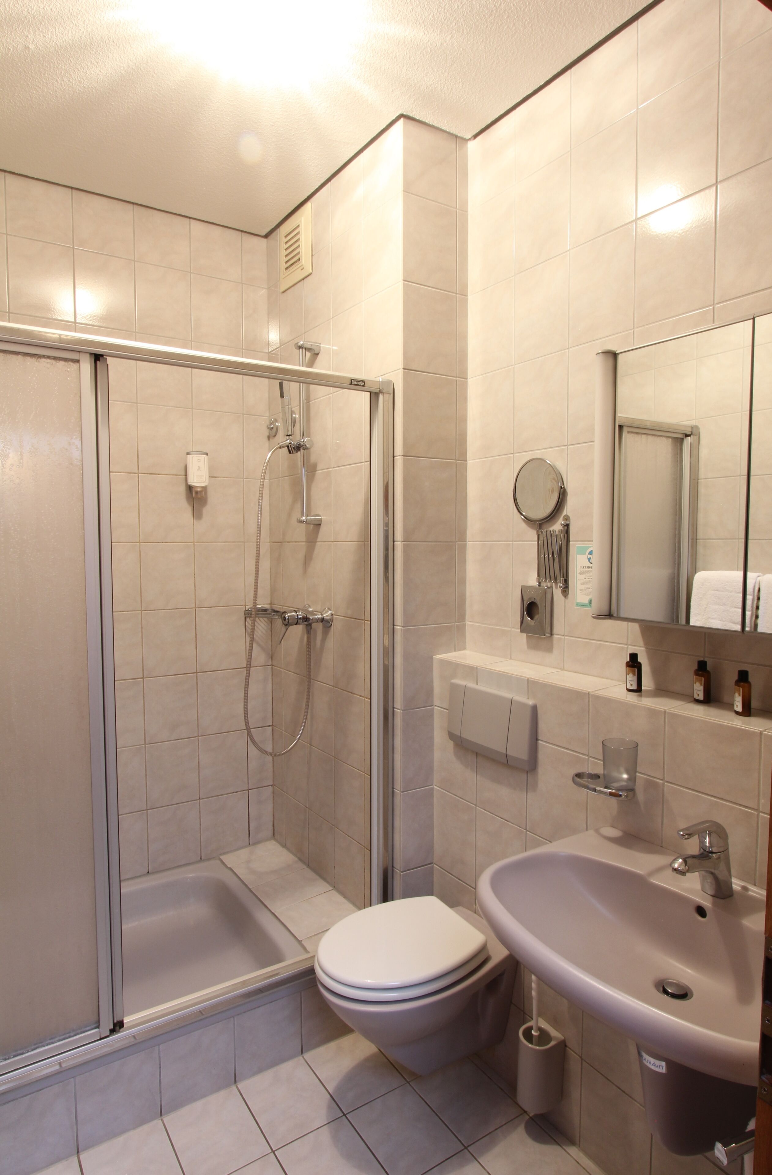 Kostenlose Toilettenartikel, Seife, Shampoo, Toilettenpapier