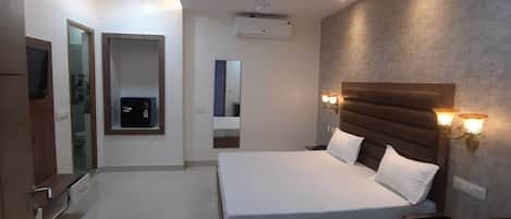 Double Room | Desk, laptop workspace, free WiFi