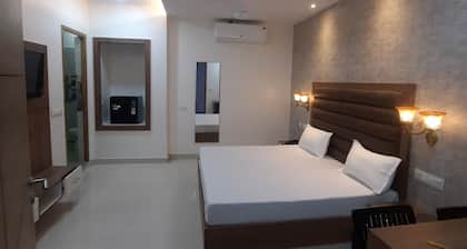 THE HIGHCLASS HOTEL