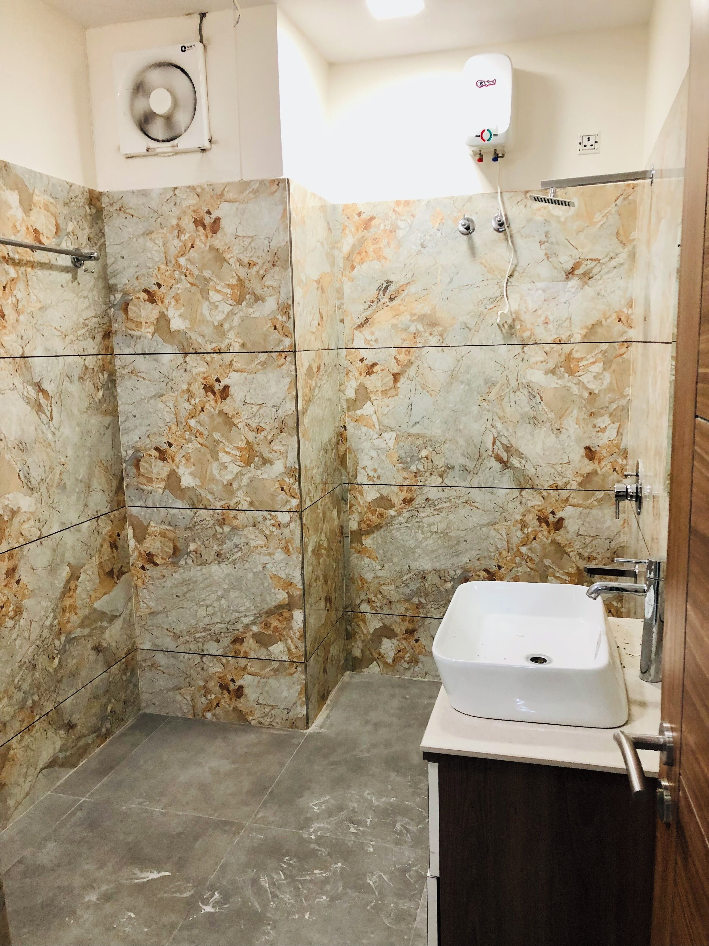Douche, articles de toilette gratuits, chaussons, serviettes fournies