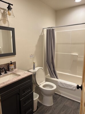 Pyyhkeet, saippua, vessapaperi