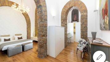 1 habitación, caja de seguridad en la habitación y escritorio