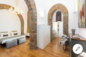 1 室のベッドルーム、セーフティボックス (室内)、デスク、アイロン / アイロン台
