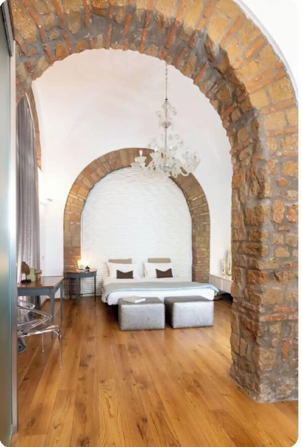 1 habitación, caja de seguridad en la habitación y escritorio 