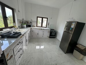 Refrigerador, microondas, horno y lavavajillas 