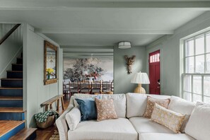 Een televisie, boeken en een kantoor