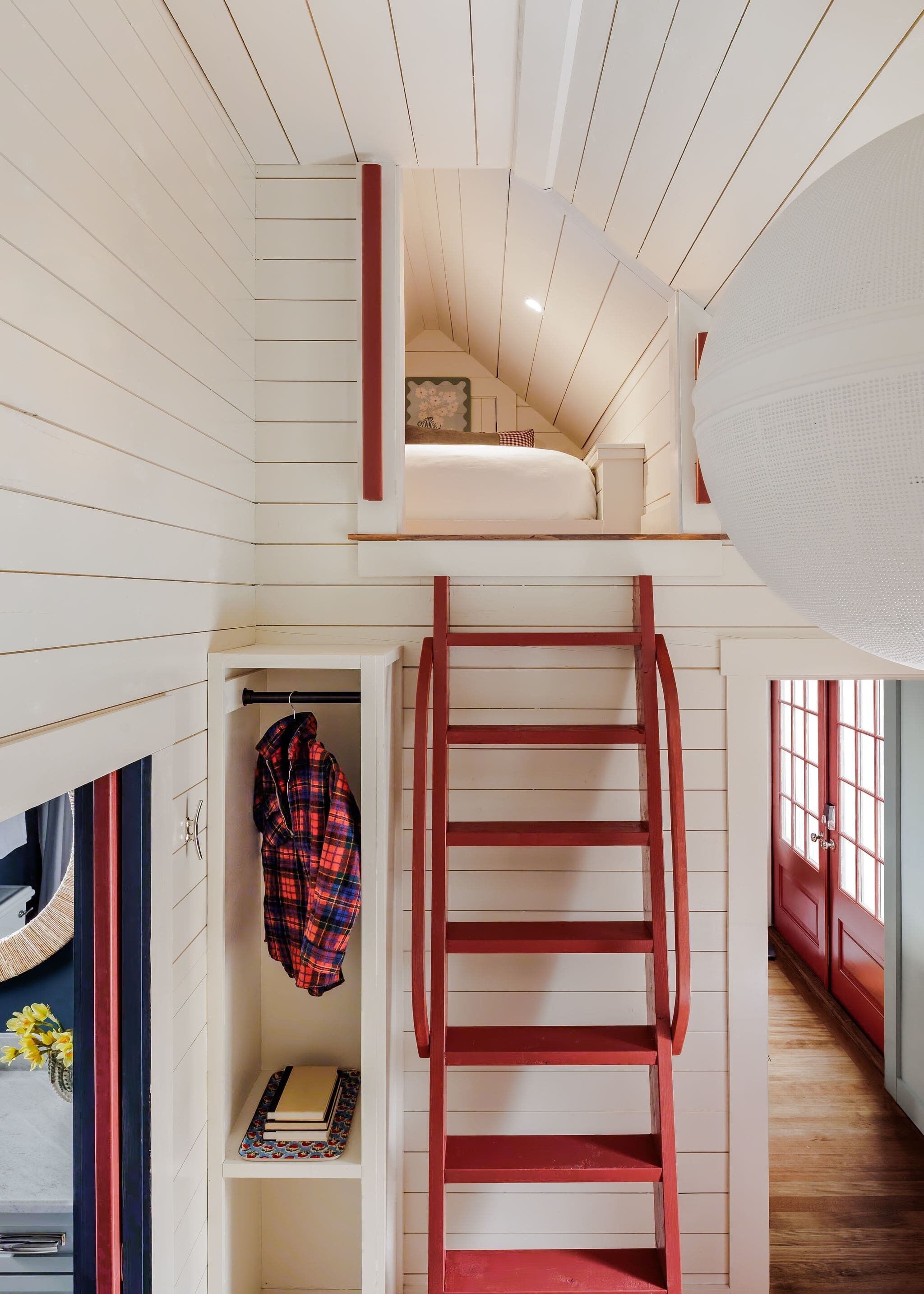 6 bedrooms, desk, iron/ironing board, travel crib