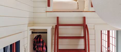 6 bedrooms, desk, iron/ironing board, travel crib