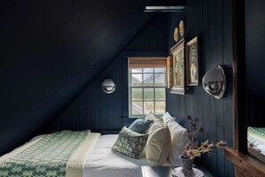 6 slaapkamers, een bureau, een strijkplank/strijkijzer, reisbedje