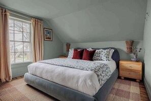 6 bedrooms, desk, iron/ironing board, travel crib