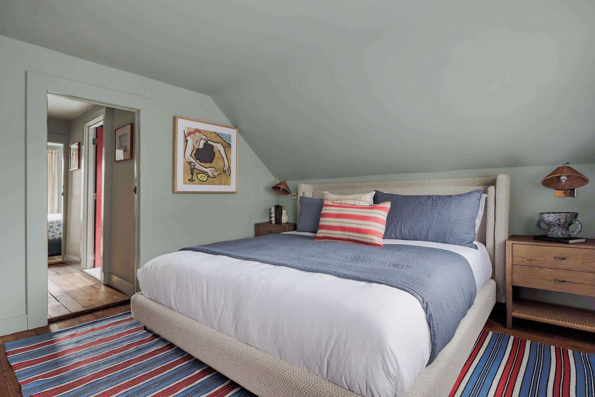 4 bedrooms, desk, iron/ironing board, travel cot