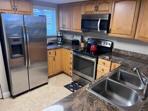 Jääkaappi, mikroaaltouuni, liesi, astianpesukone