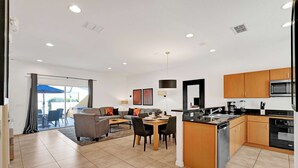 Un apartamento moderno con comedor, cocina y sala de estar.