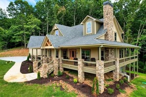 Exterior - Cozy Bear Cabin 167–Scenic Views–Sleeps 10 (Morganton)