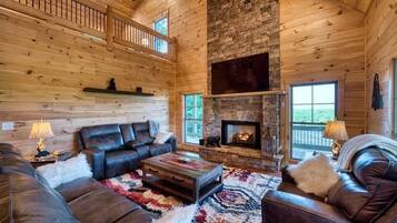 Una televisión, una chimenea