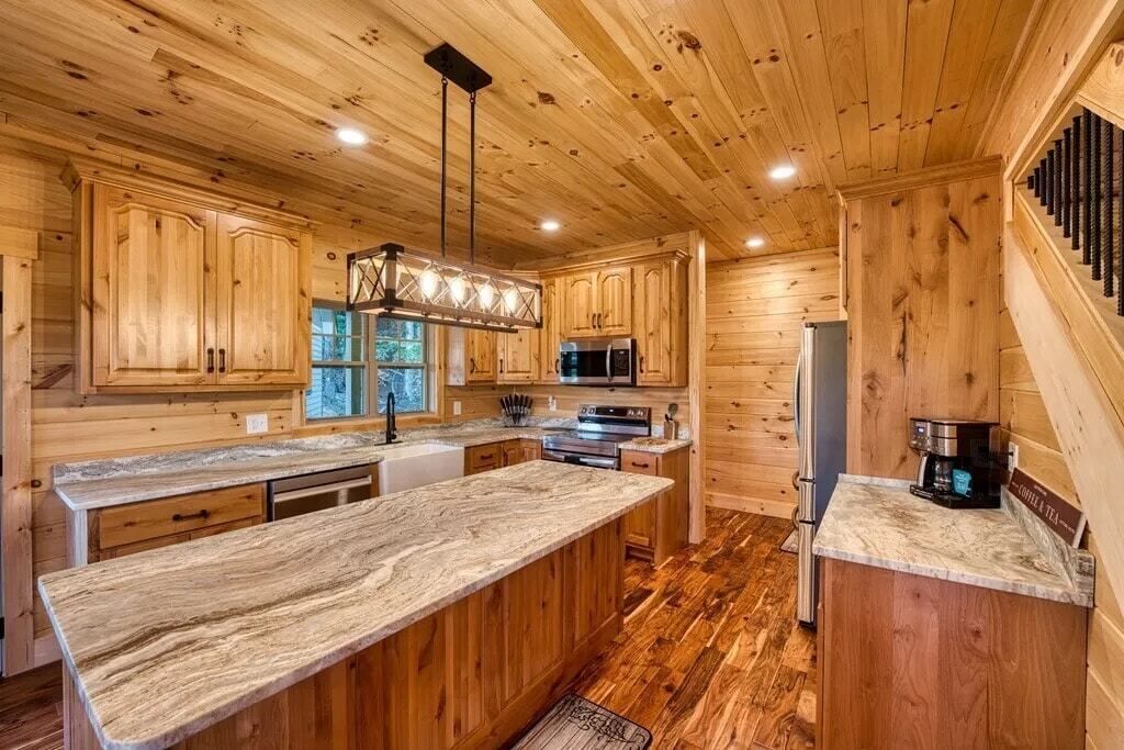 Microondas, placa de cocina, lavavajillas y cafetera o tetera