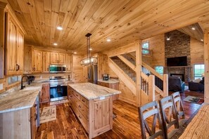 Mikrobølgeovn, kokeplater, oppvaskmaskin og kaffetrakter/tekoker