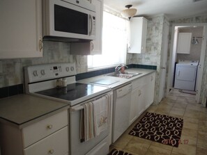 Microwave, oven, stovetop, dishwasher - Clean, quiet 3-bedroom home in Apache Junction, Az (Apache Junction)
