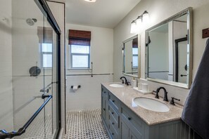 Shower, hair dryer, towels