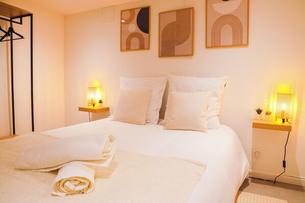 1 bedroom, desk, WiFi, bed sheets