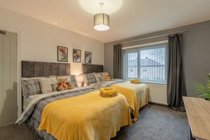 3 makuuhuonetta, työpöytä, silitysrauta/-lauta, ilmainen Wi-Fi