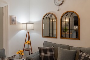 TV connectée, cheminée, chaîne hi-fi