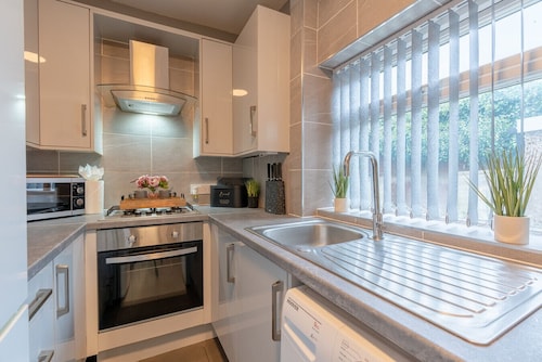 Glenroy Place -  sleeps 7 | drive | log burner