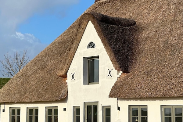Kernsaniertes Reetdachhaus direkt an der Nordsee.