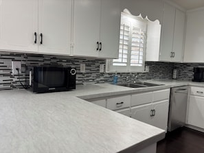 Mikrobølgeovn, ovn, kokeplater og oppvaskmaskin