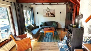 Una sala de estar acogedora con un sofá, una mesa de centro y una chimenea.