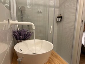 Dusj, hårføner, bidé og håndklær