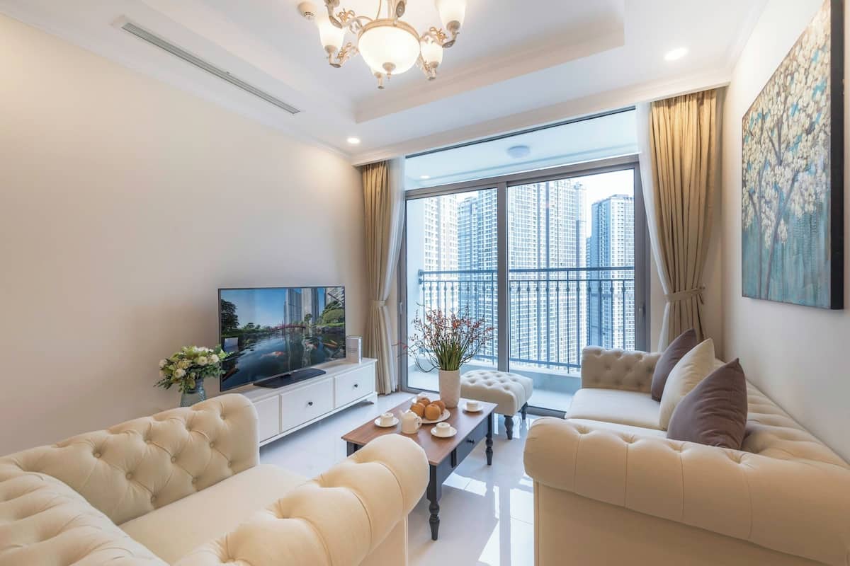 Una sala de estar moderna con un sofá, una mesa de centro y un televisor.