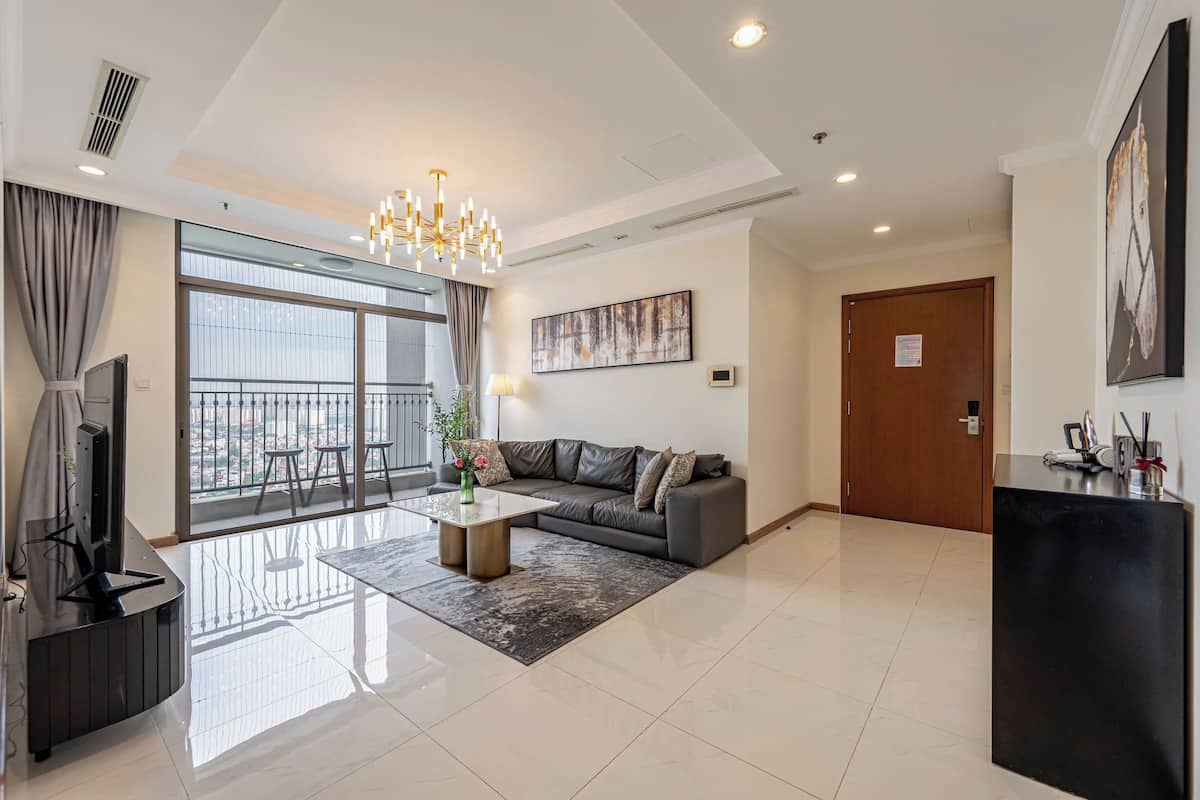 Panoramic Apartment | Ruang tamu | 60 inci televisyen skrin rata dengan satelit