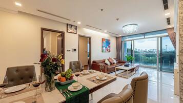 Panoramic Apartment | Private kitchen | Fridge, microwave, stovetop, cookware/dishes/utensils