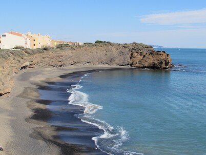 40m² apartment ideal for 2 or 4.  50 m from the sea. quiet area.