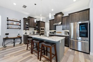 Kylskåp, mikrovågsugn, ugn och spishäll