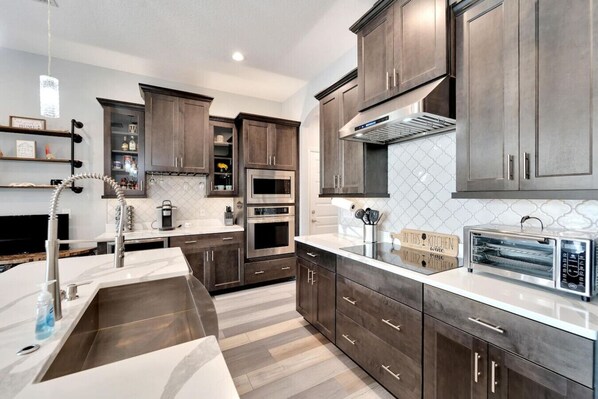 Frigorífico, microondas, horno y placa de cocina