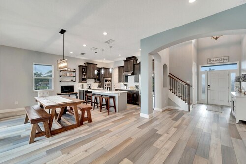 Heated Pool| Canal Views | Sunshine | 30min to Tampa