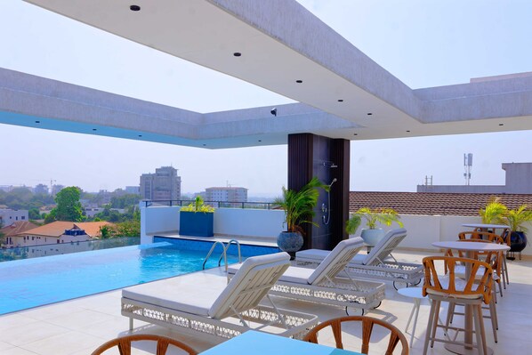 Outdoor pool - Urban Tranquil Home in the hub of Accra with a Dishwasher and necessary Gadgets (Accra)