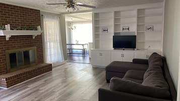 Smart TV, fireplace